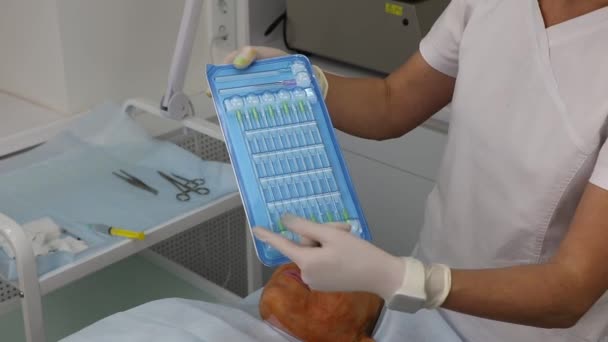 Подготовка Стерильных Медикаментов Косметической Процедуры Подъема Нитей Пациента — стоковое видео
