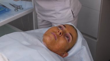 Anestezi enjeksiyonu, yüzün emilebilir ipliklerle kaldırılmasından önce. Yakın plan..