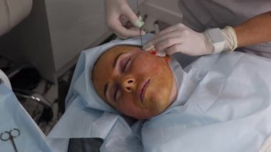 Kanepede uzanan yetişkin bir kadın için yüz gerdirme, yakın plan..