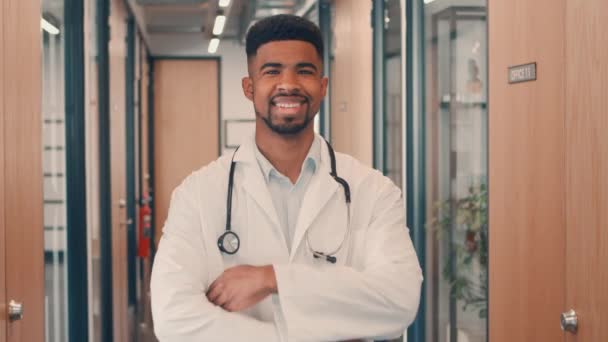 Mężczyzna lekarz uśmiechnięty patrząc w w aparat — Wideo stockowe