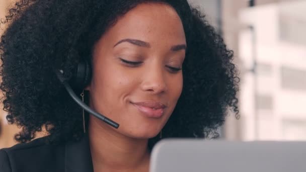 Wanita pengusaha muda menggunakan headset di kantor modern — Stok Video