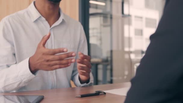 Business people shaking hands in the boardroom of a modern office — Stock videók