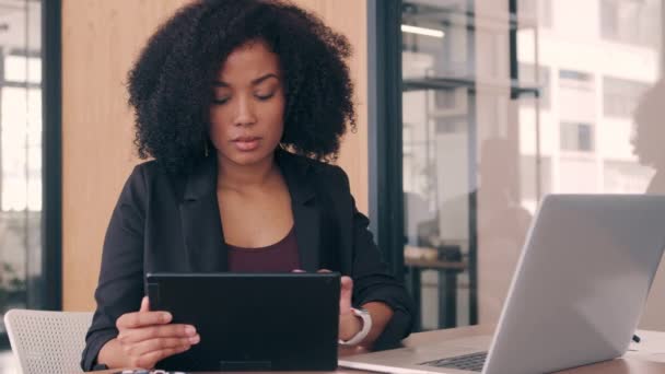 İş kadını tablet ve dizüstü bilgisayar kullanıyor. — Stok video