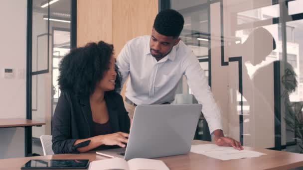 Travailler à travers les détails de leur plan infaillible — Video