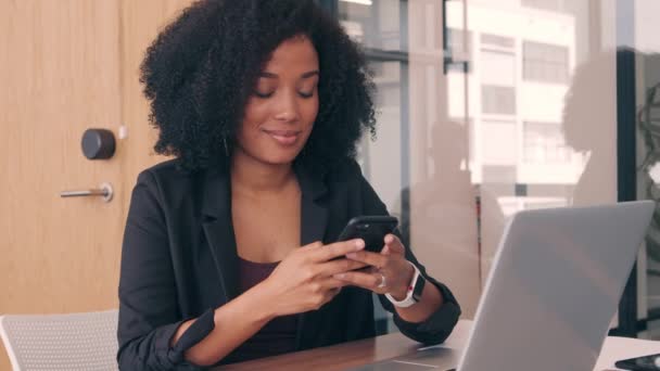 Obchodní žena pomocí mobilu sedí ve své kanceláři — Stock video