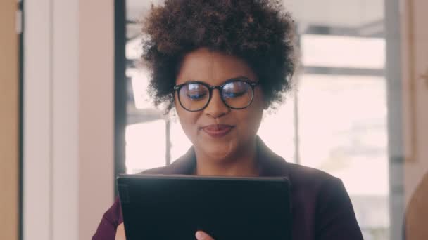 A businesswoman using a digital tablet — Stock video