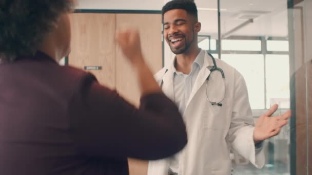 A male doctor talking to a patient — Stock video