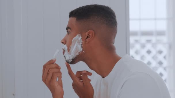 Imagens de um homem bonito barbeando seu rosto — Vídeo de Stock