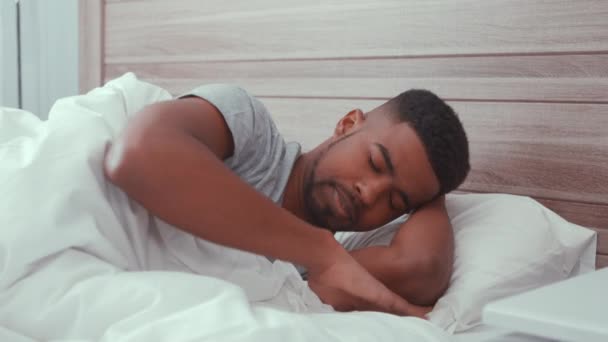 Un bărbat chipeș dormind pe pat — Videoclip de stoc