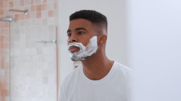 A handsome man shaving his face — Stock Video