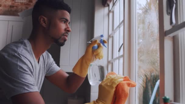 Záběry muže, který čistí okna — Stock video