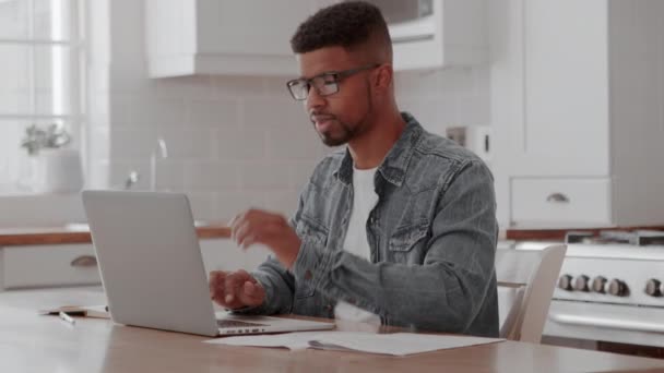 Beelden van een zakenman ontspannen in zijn thuis — Stockvideo