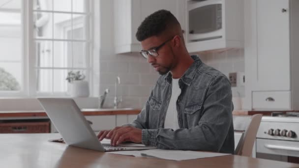 Beeldmateriaal van een man die zit terwijl hij een computer gebruikt — Stockvideo