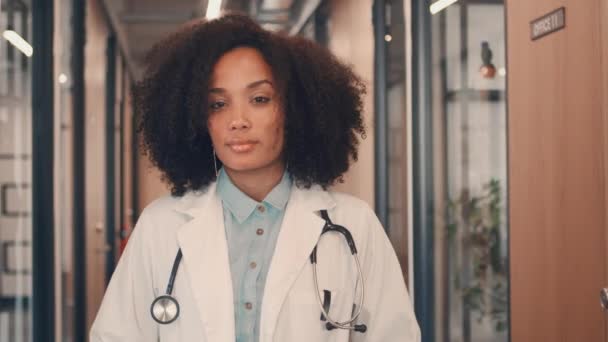 Позитивно выглядящая женщина врач в больнице — стоковое видео