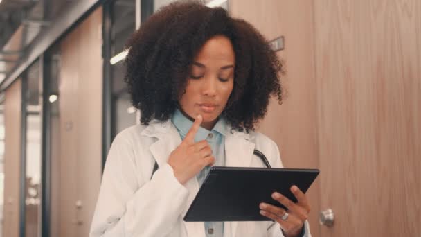 Kadın doktor dijital tabletini kullanıyor. — Stok video