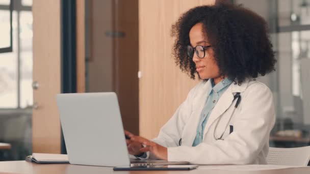 Imagens de um médico usando um laptop em seu escritório — Vídeo de Stock