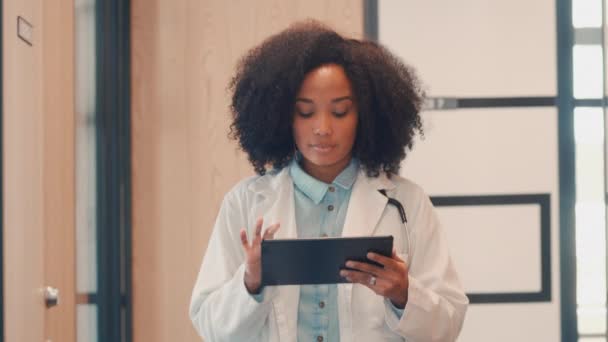 Žena lékař chůze při pohledu na její tablet — Stock video