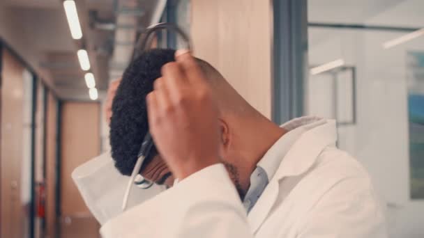 Beelden van een mannelijke arts die zich depressief voelt — Stockvideo