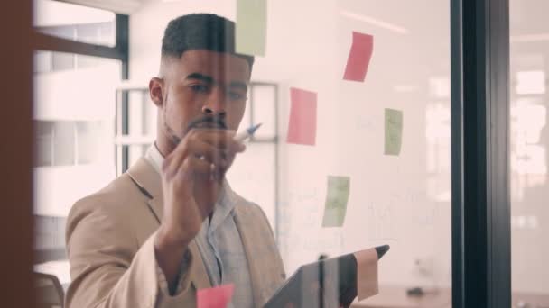 Hombre de negocios teniendo una sesión de lluvia de ideas en su oficina — Vídeos de Stock