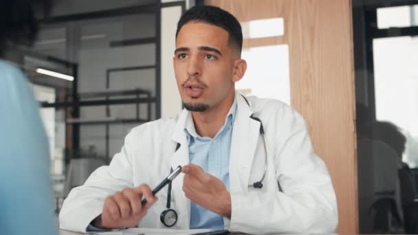 남성 의사 가환 자에게 이야기하는 모습 — 비디오