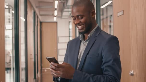 Nagranie biznesmena korzystającego z telefonu komórkowego w biurze — Wideo stockowe