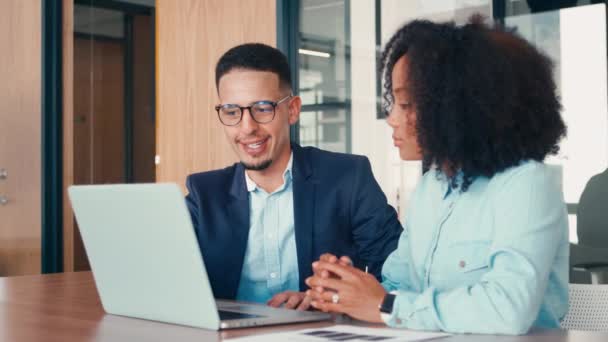 Gente de negocios trabajando juntos usando un portátil — Vídeos de Stock