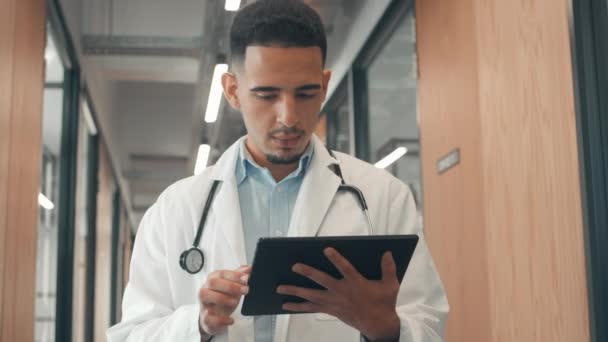 디지탈 태블릿을 사용하는 남성 의사 — 비디오