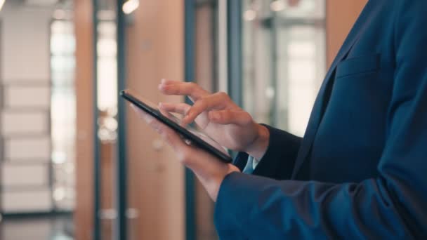 Imágenes de un hombre de negocios usando una tableta digital — Vídeos de Stock