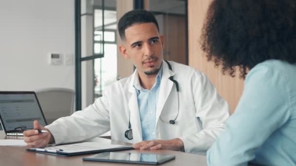 Médecin masculin parlant à un patient — Video