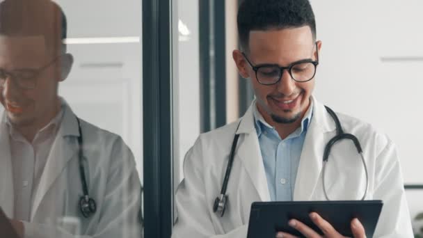 Männlicher Arzt mit seinem digitalen Tablet — Stockvideo