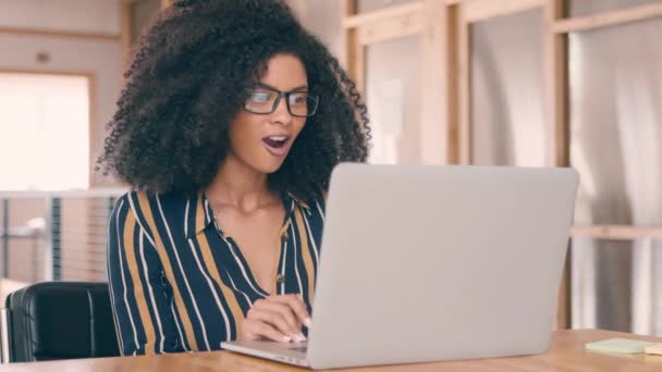 Beelden van een zakenvrouw vieren — Stockvideo