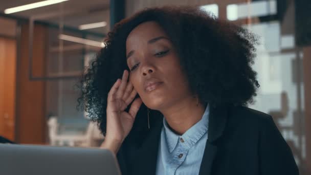 Una donna d'affari seduta da sola nel suo ufficio sentendosi stressata — Video Stock