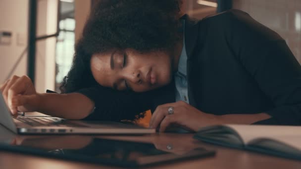 Zakenvrouw in slaap vallen op zijn bureau in zijn kantoor — Stockvideo