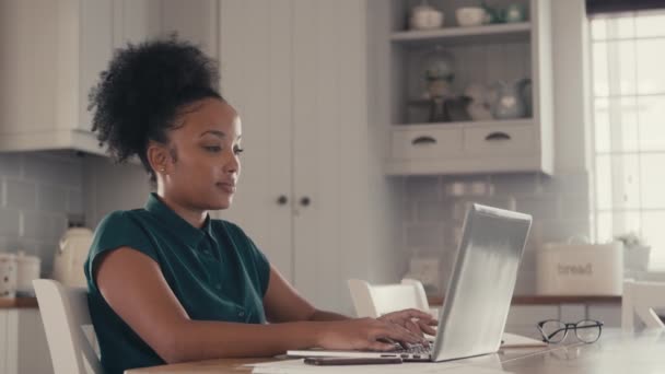 Una mujer de negocios sentada sola usando su computadora — Vídeos de Stock