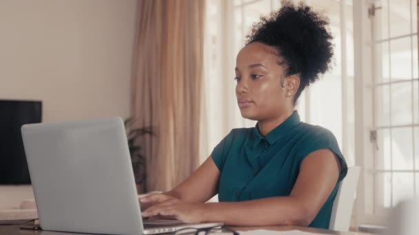 Una mujer de negocios sentada sola usando su computadora — Vídeos de Stock