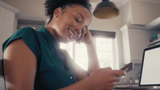 Una mujer usando un teléfono inteligente en casa — Vídeos de Stock