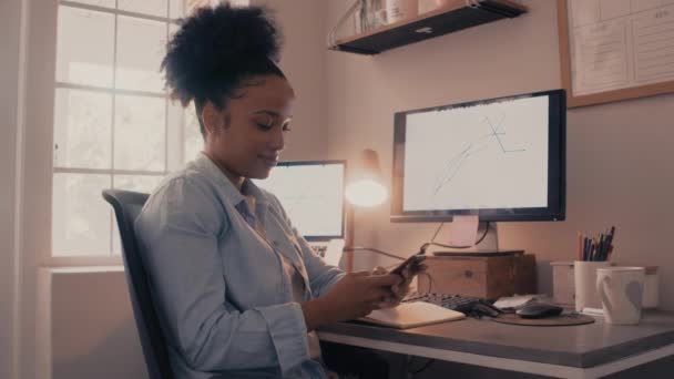 Una atractiva mujer de negocios usando su teléfono — Vídeos de Stock