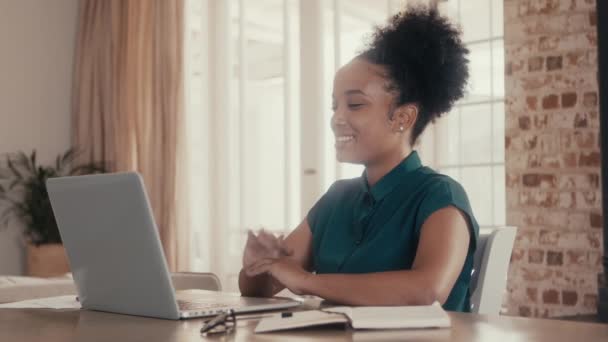 Empresaria usando un portátil durante una videoconferencia — Vídeos de Stock