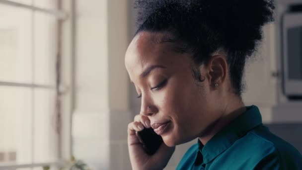 Mujer haciendo una llamada en casa — Vídeos de Stock