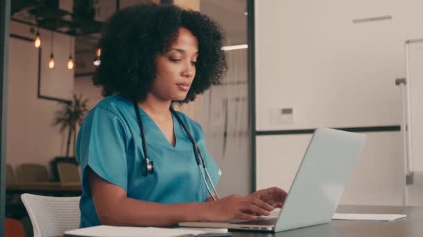 Μια νοσοκόμα κάνει το admin της στο γραφείο της — Αρχείο Βίντεο