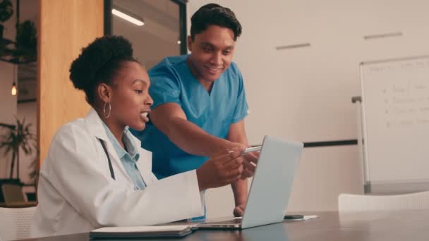 Ένας γιατρός και μια νοσοκόμα που εργάζονται μαζί στο γραφείο τους — Αρχείο Βίντεο