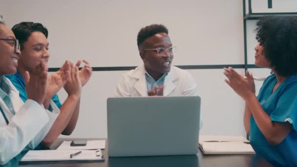 A team of doctors having a meeting in a hospital — Vídeos de Stock