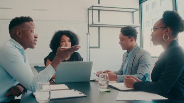 Two businesspeople shaking hands in a meeting — Vídeos de Stock