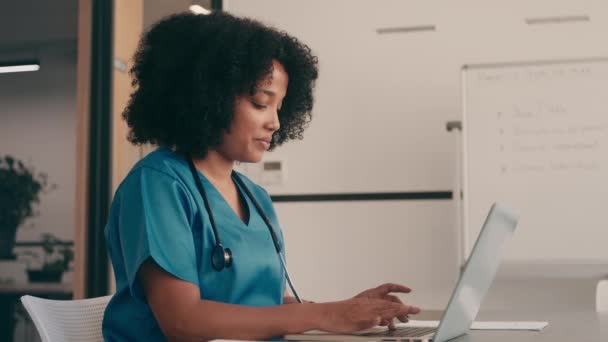 Μια νοσοκόμα κάνει το admin της στο γραφείο της — Αρχείο Βίντεο
