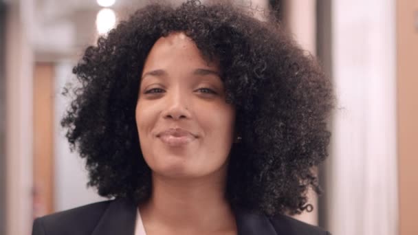 Imágenes Video Una Joven Empresaria Sonriendo Cámara — Vídeos de Stock
