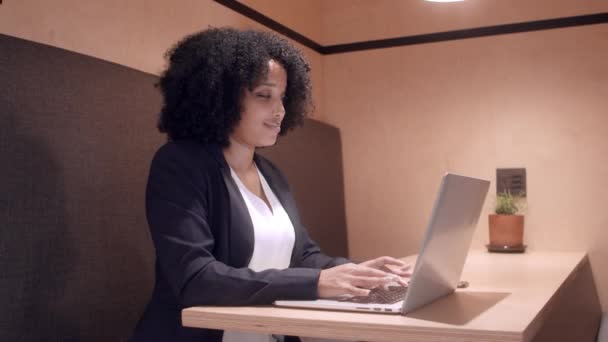 Filmagem Vídeo Uma Jovem Mulher Negócios Atraente Trabalhando Seu Escritório — Vídeo de Stock