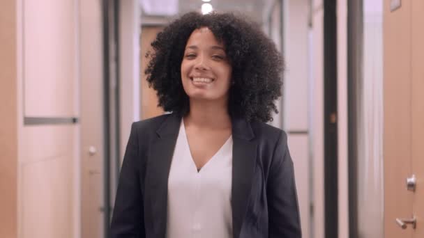 Βίντεο Μια Νεαρή Επιχειρηματίας Χαμογελώντας Στην Κάμερα — Αρχείο Βίντεο