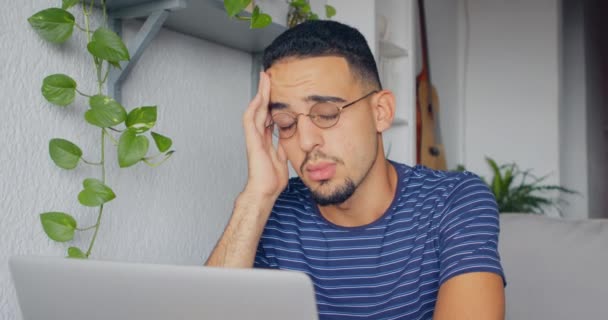 Imagens Vídeo Jovem Usando Laptop Olhando Estressado Enquanto Trabalhava Casa — Vídeo de Stock