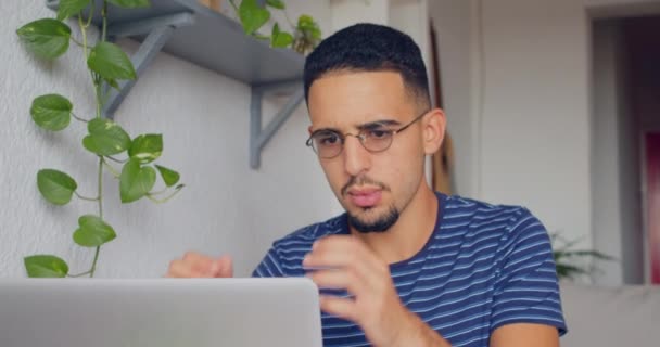 Imagens Vídeo Jovem Usando Laptop Olhando Estressado Enquanto Trabalhava Casa — Vídeo de Stock