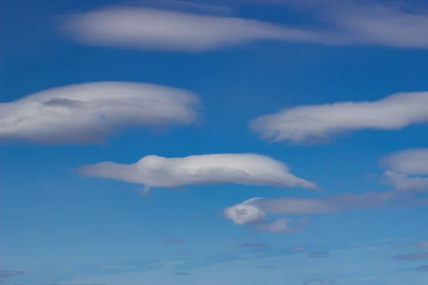 Mavi Gökyüzündeki Ufo Lar Gibi Beyaz Yoğun Bulutlar Dijital Duvar — Stok fotoğraf